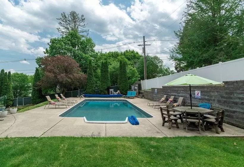 Hatch House Bed & Breakfast