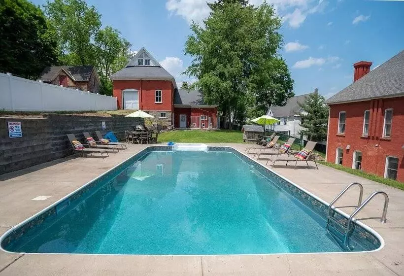 Hatch House Bed & Breakfast