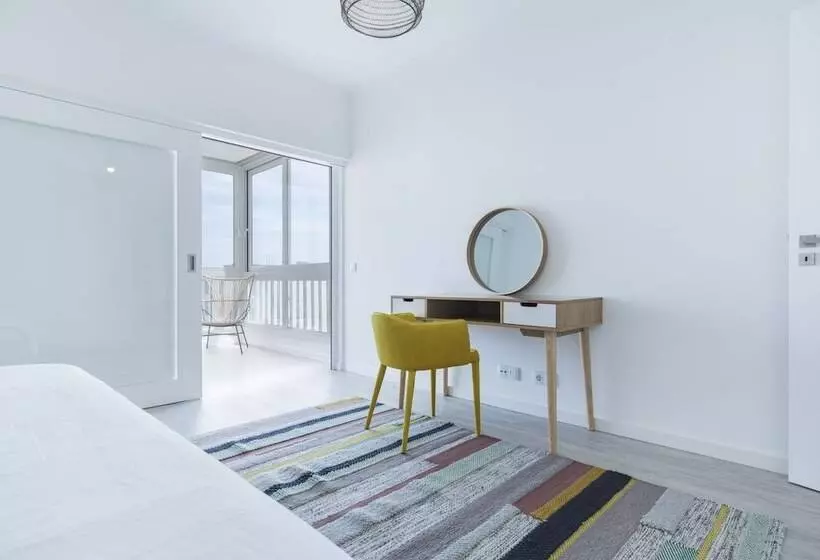Luxurious Seaview Apartment In Estoril