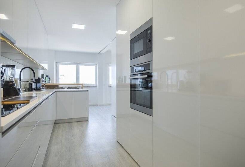 Luxurious Seaview Apartment In Estoril