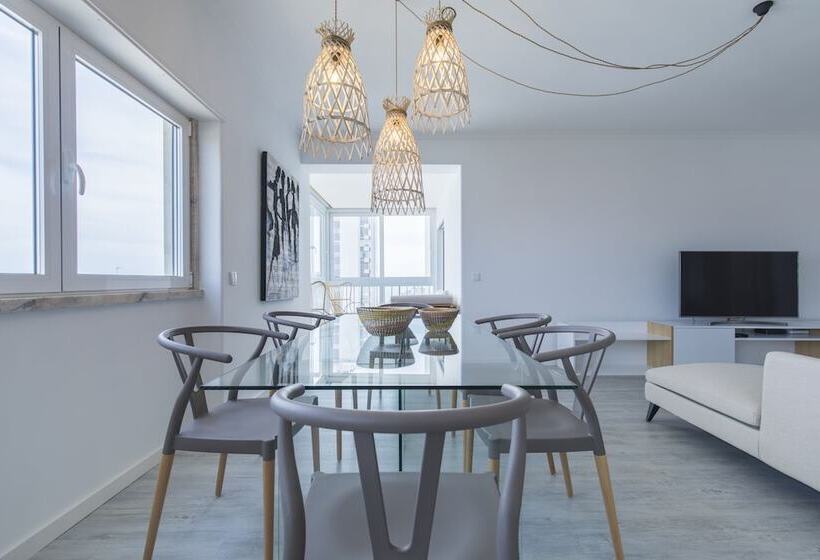 Luxurious Seaview Apartment In Estoril