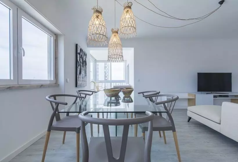 Luxurious Seaview Apartment In Estoril