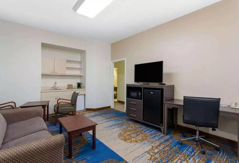 هتل Baymont By Wyndham Tallahassee