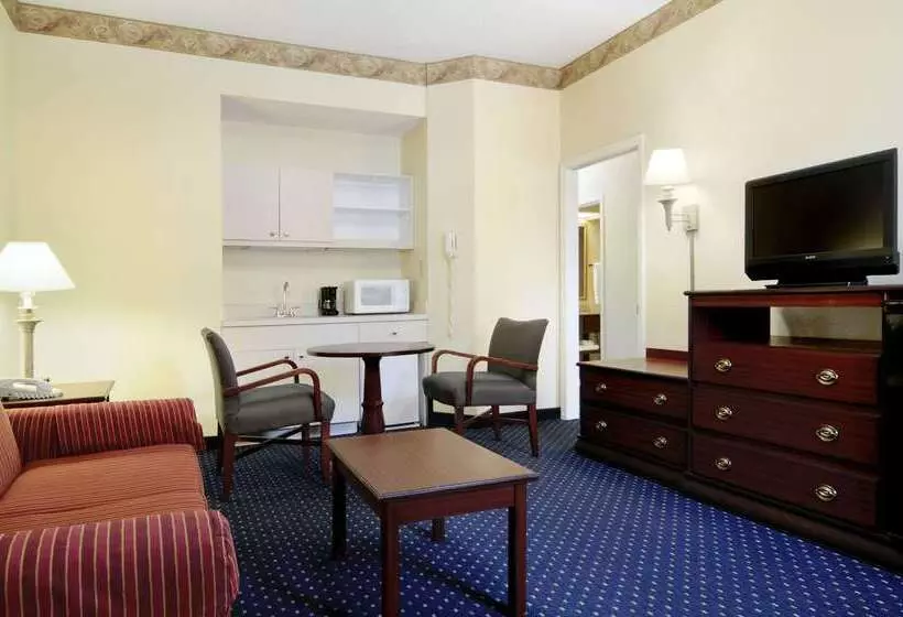 هتل Baymont By Wyndham Tallahassee