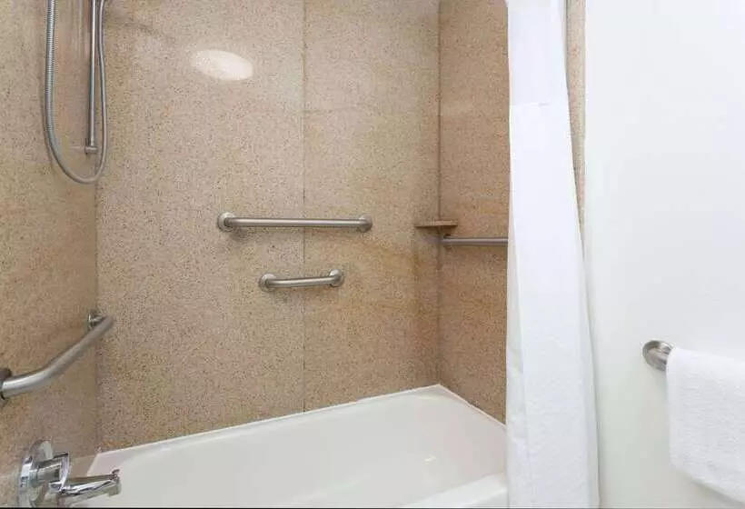 هتل Baymont By Wyndham Tallahassee