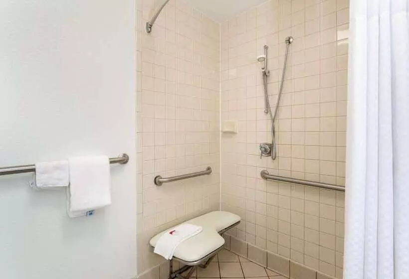 هتل Baymont By Wyndham Tallahassee