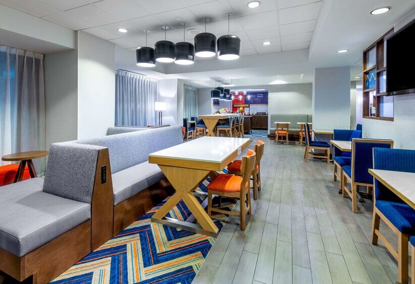 هتل Hampton Inn Denverinternational Airport