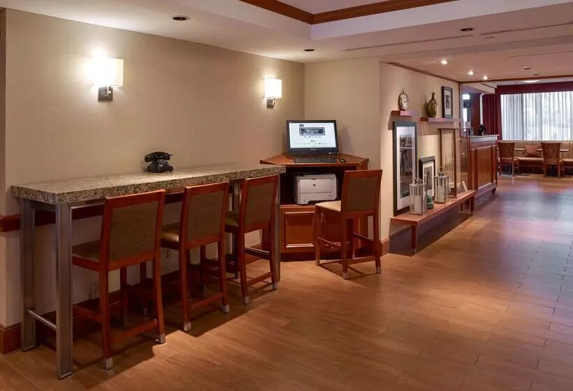 Отель Hampton Inn Portland Airport