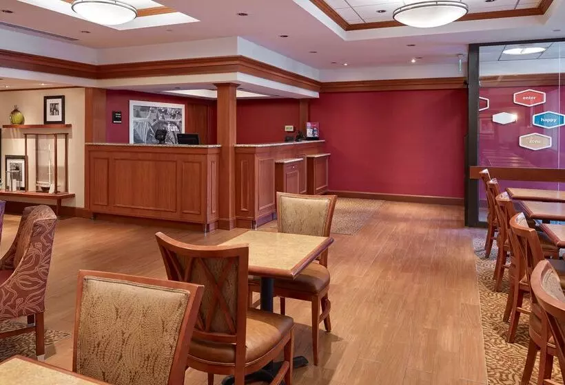 Отель Hampton Inn Portland Airport