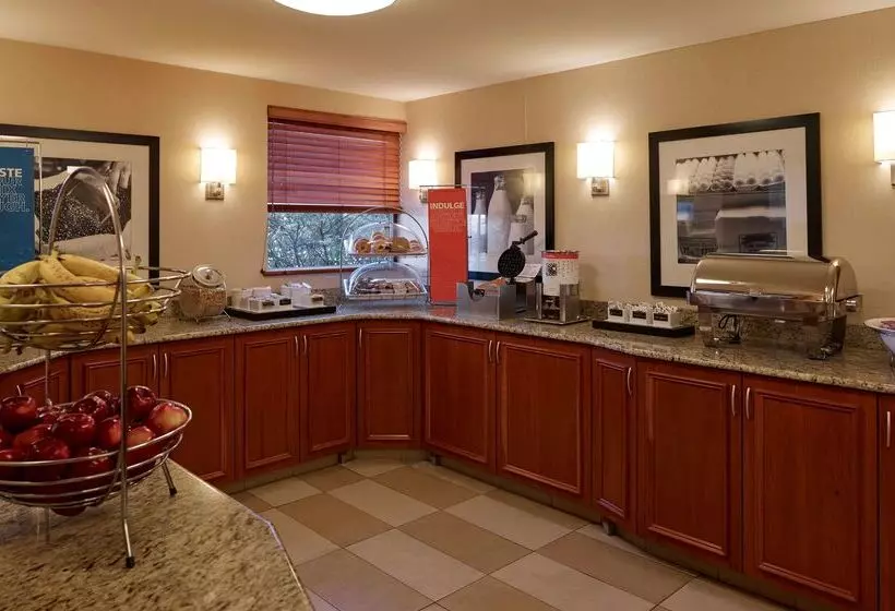 Отель Hampton Inn Portland Airport