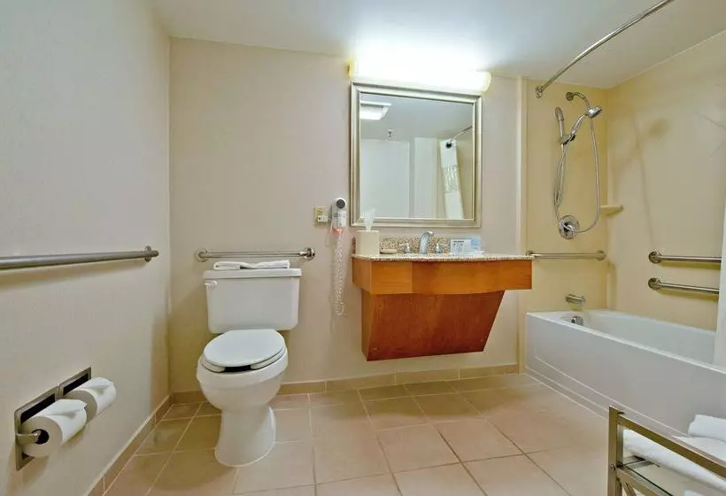 Отель Hampton Inn Portland Airport