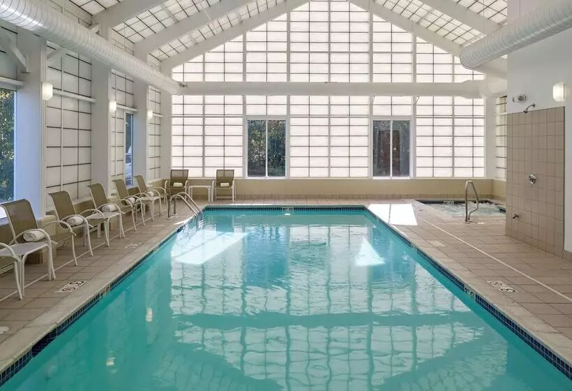 Отель Hampton Inn Portland Airport