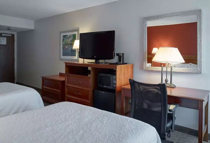 Отель Hampton Inn Portland Airport