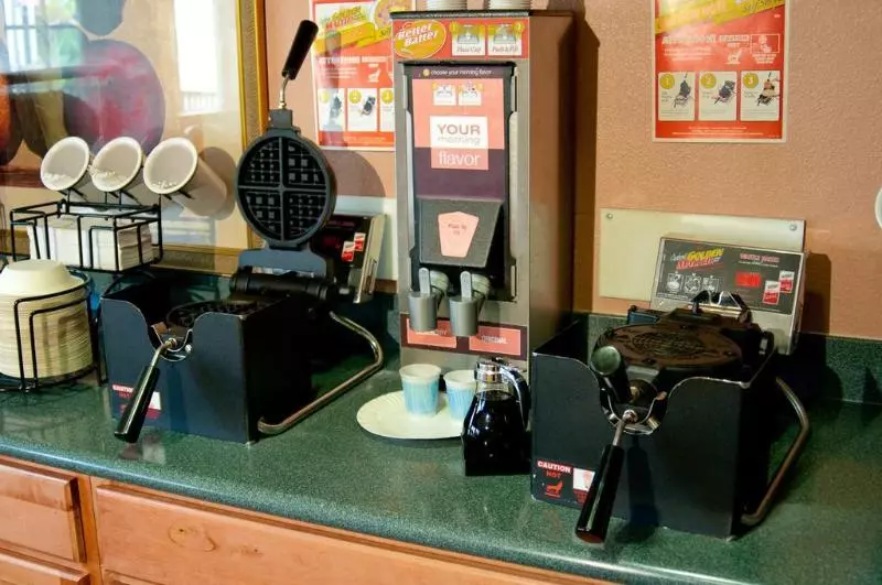 酒店 Lamplighter Inn & Suites