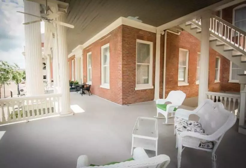 هتل The Guest House Historic Mansion