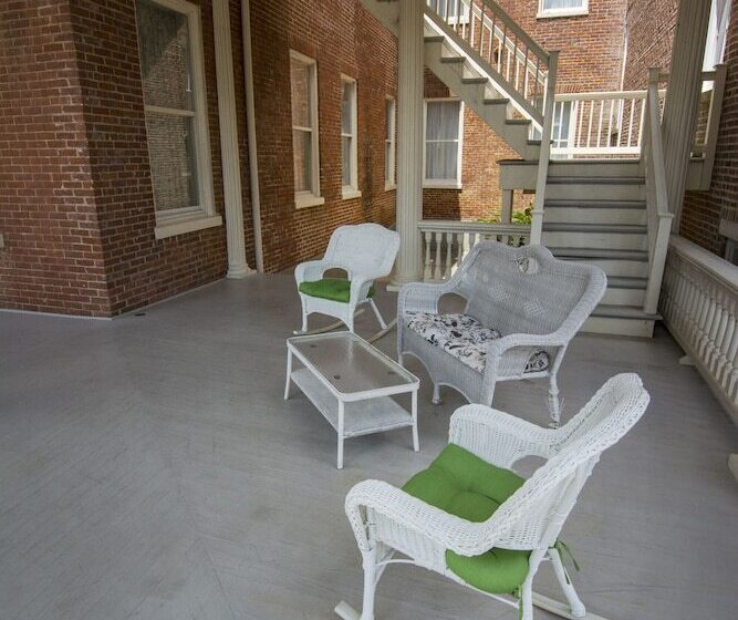 בית מלון כפרי The Guest House Historic Mansion