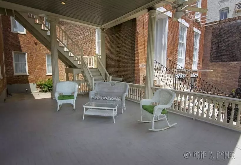 هتل The Guest House Historic Mansion