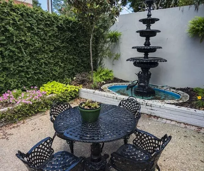 هتل The Guest House Historic Mansion