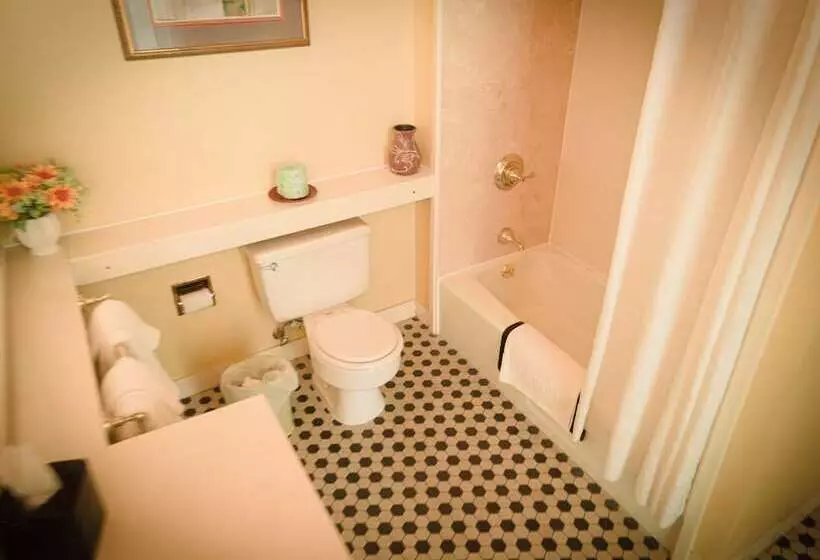 هتل The Guest House Historic Mansion