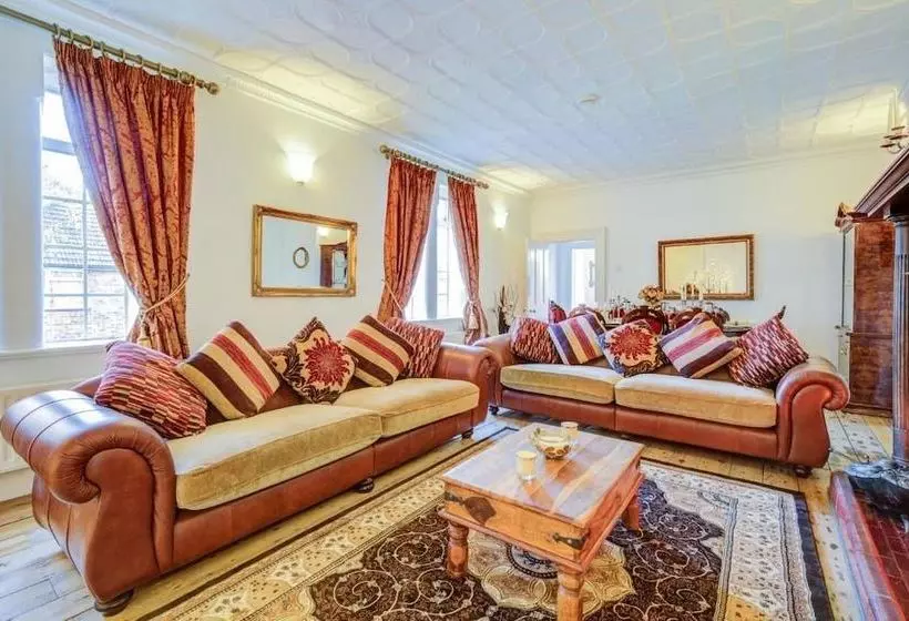 تختخواب و صبحانه The Bower S House