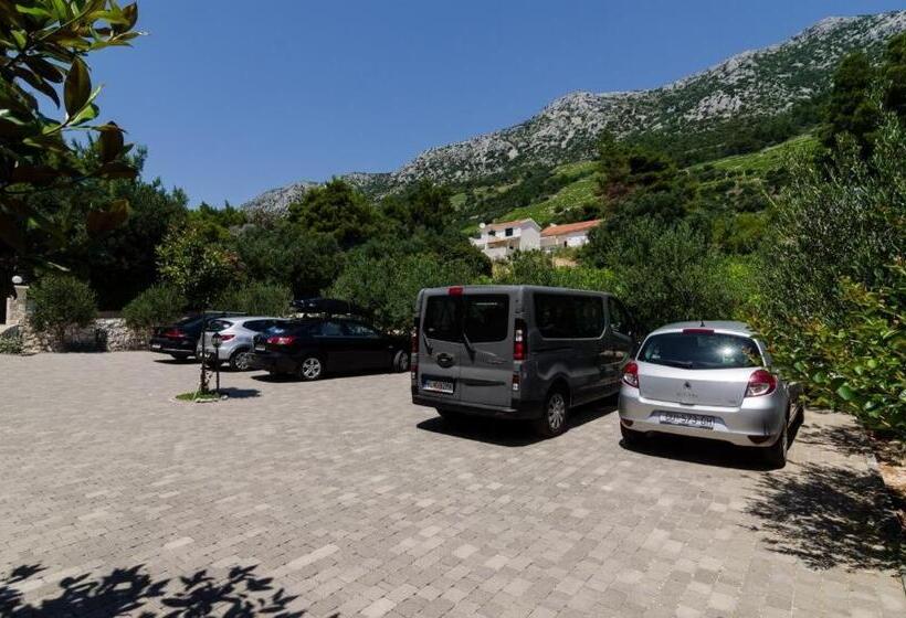 Apartments Plavac Mali