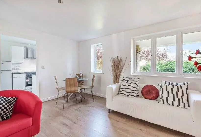 2 Bed Flat, Dedicated Workspace, Parking, 4ktv