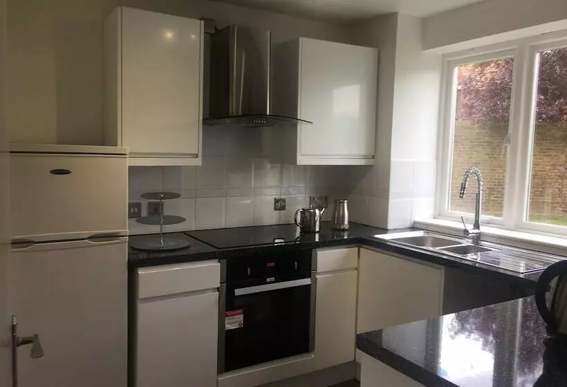 2 Bed Flat, Dedicated Workspace, Parking, 4ktv