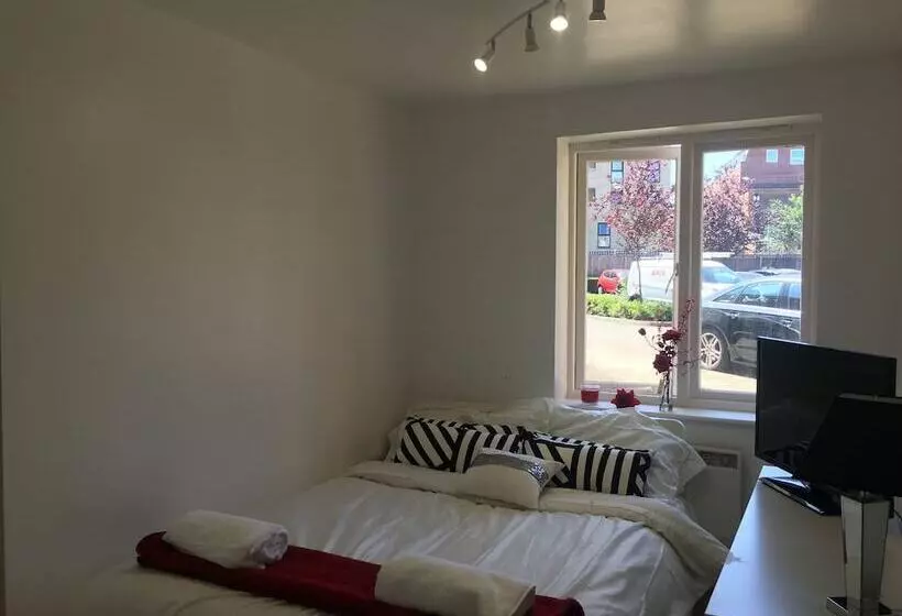 2 Bed Flat, Dedicated Workspace, Parking, 4ktv