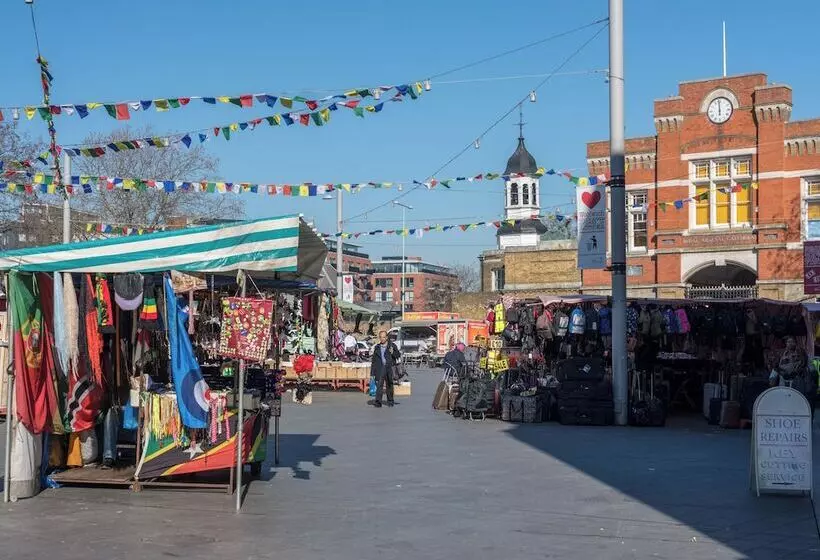 2 Bed Flat, Dedicated Workspace, Parking, 4ktv