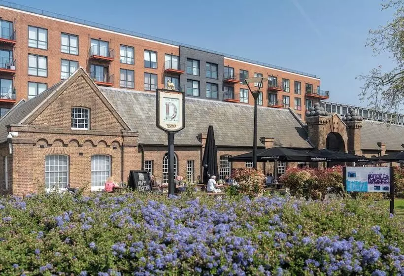 2 Bed Flat, Dedicated Workspace, Parking, 4ktv