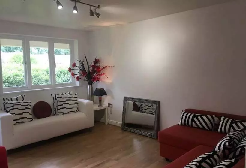 2 Bed Flat, Dedicated Workspace, Parking, 4ktv