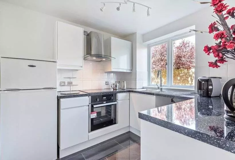 2 Bed Flat, Dedicated Workspace, Parking, 4ktv