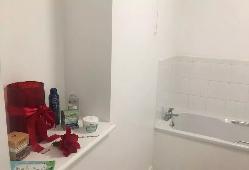 2 Bed Flat, Dedicated Workspace, Parking, 4ktv