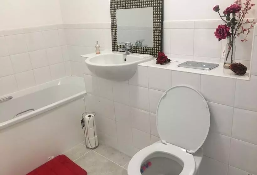 2 Bed Flat, Dedicated Workspace, Parking, 4ktv