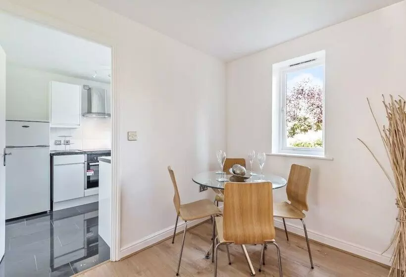 2 Bed Flat, Dedicated Workspace, Parking, 4ktv