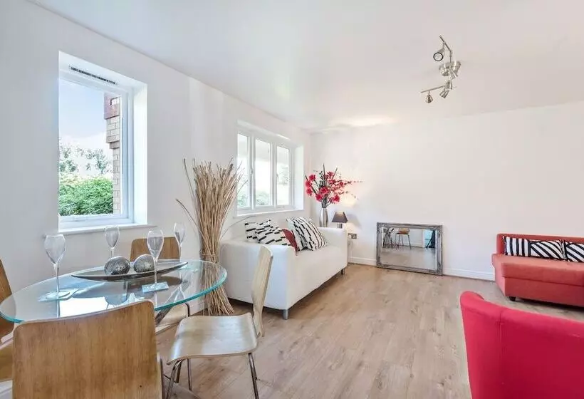 2 Bed Flat, Dedicated Workspace, Parking, 4ktv