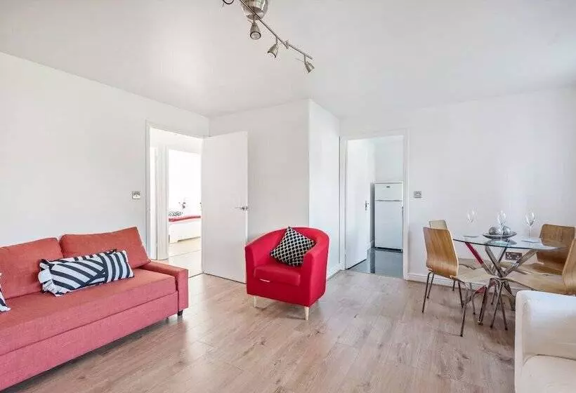 2 Bed Flat, Dedicated Workspace, Parking, 4ktv