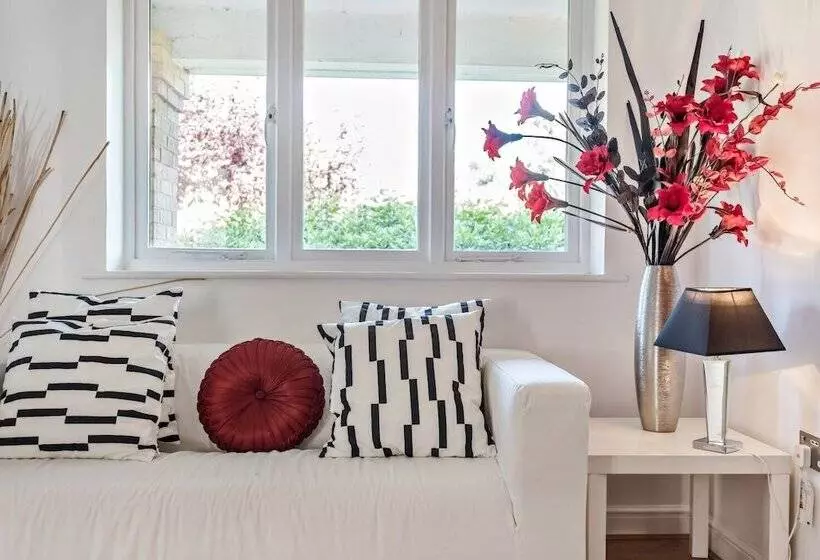 2 Bed Flat, Dedicated Workspace, Parking, 4ktv