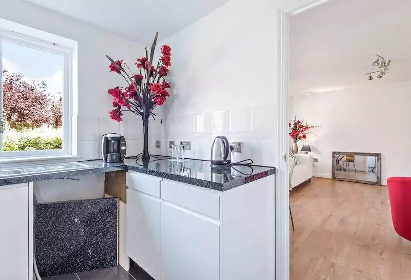 2 Bed Flat, Dedicated Workspace, Parking, 4ktv