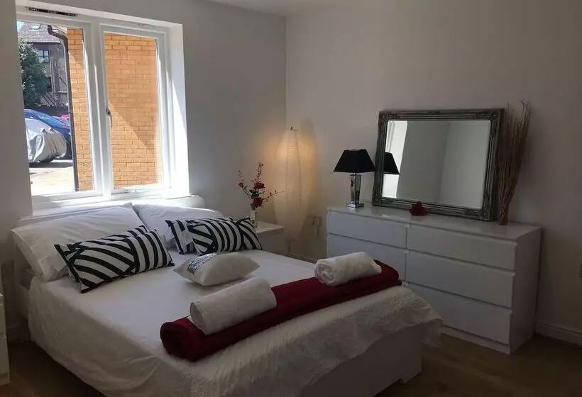 2 Bed Flat, Dedicated Workspace, Parking, 4ktv