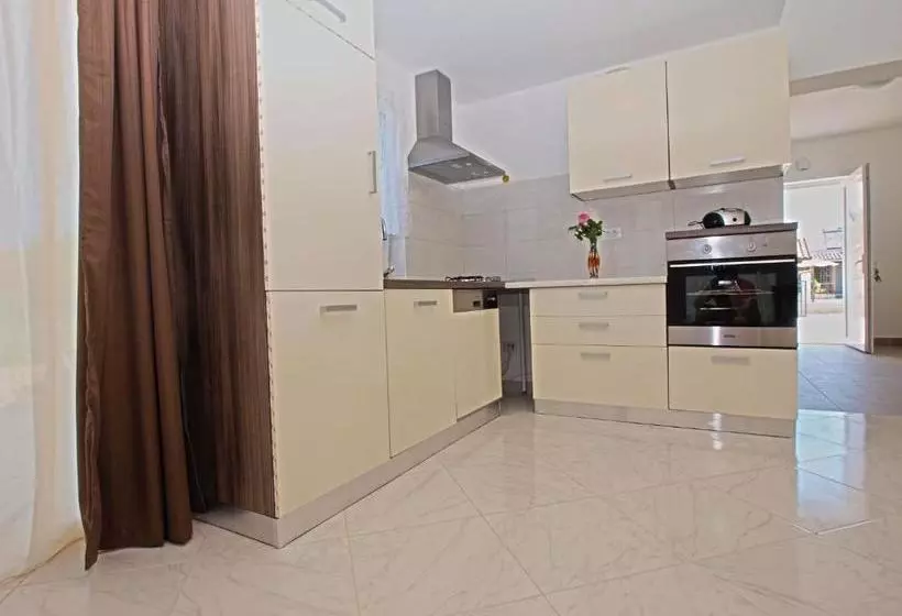 House Andrej 1372