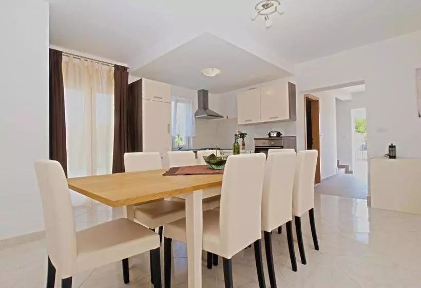House Andrej 1372