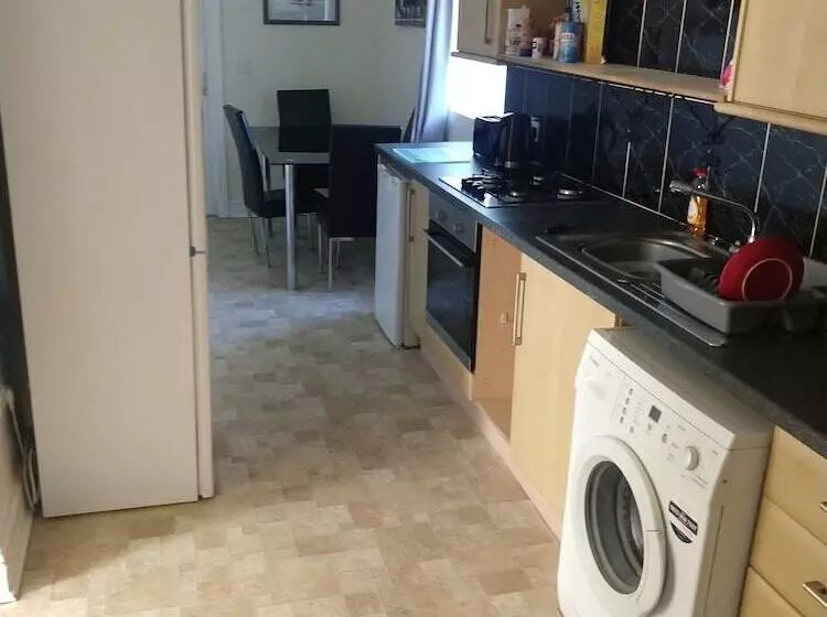 پانسیون Derwent Apartment 1