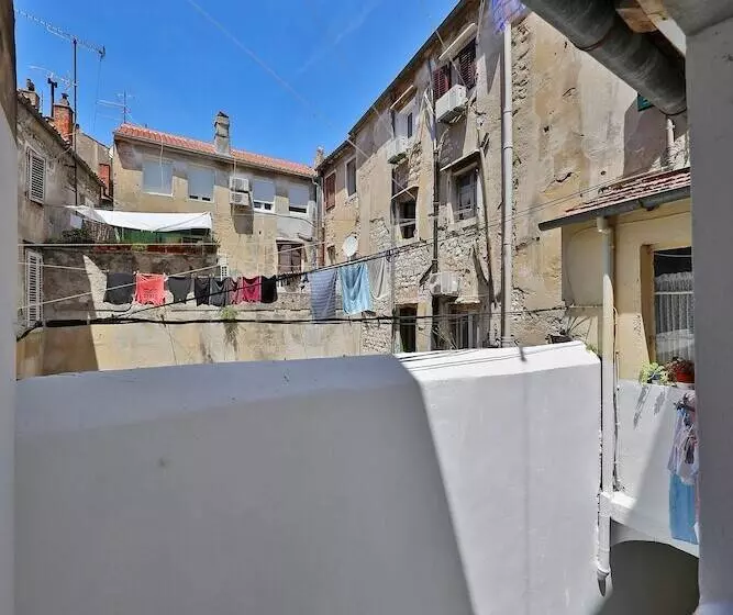 ペンション Pyrotima Apartments