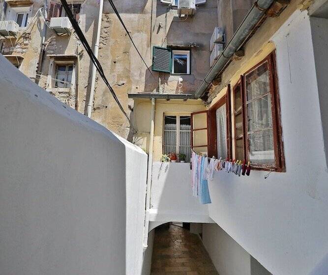 ペンション Pyrotima Apartments