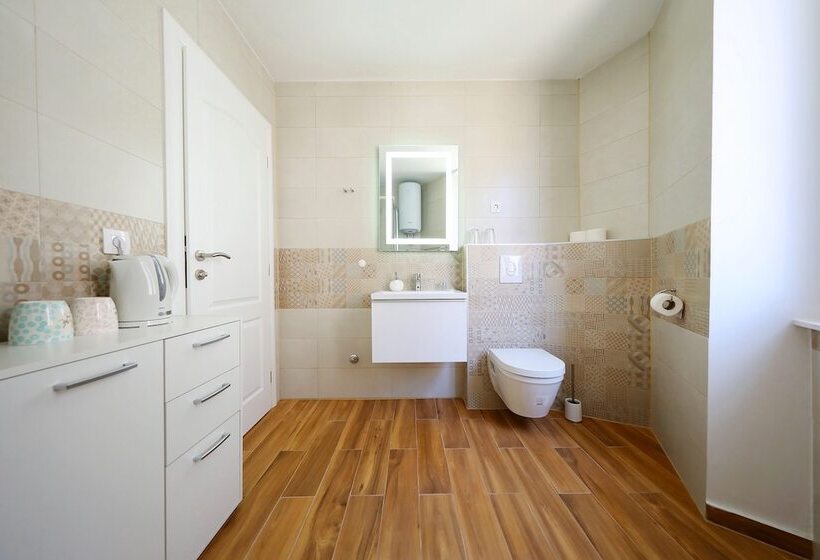 ペンション Pyrotima Apartments