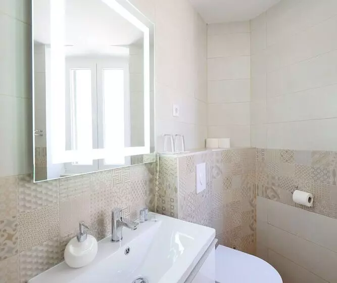 ペンション Pyrotima Apartments