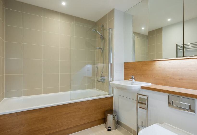 2 Bed 2 Bath Greenwich Apart.   London