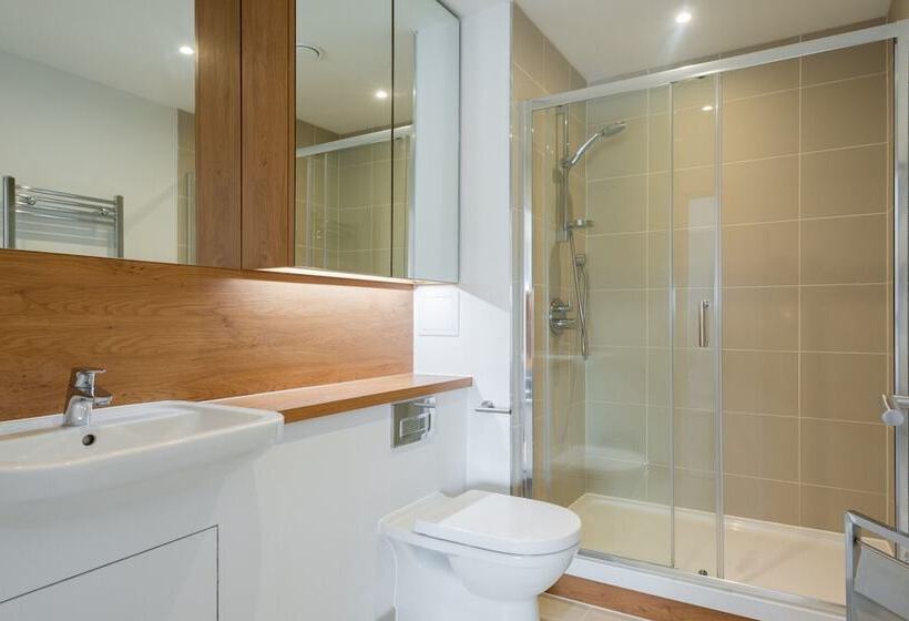 2 Bed 2 Bath Greenwich Apart.   London