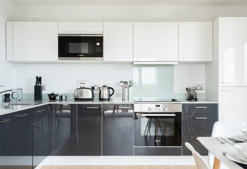 2 Bed 2 Bath Greenwich Apart.   London